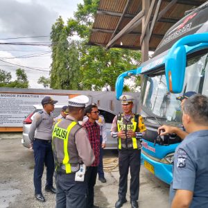 Untuk Keselamatan, Polres Lamongan Ramp Check Bus Pariwisata Jelang Harlah NU