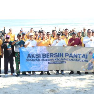 Dukung Program Presiden Prabowo, Forkopimda Gresik Gelar Aksi Bersih Pantai Dalegan
