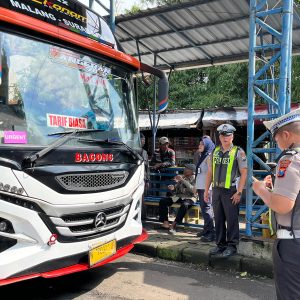 Upaya menekan Kecelakaan Satlantas Polres Pasuruan Gelar Ramp Check Angkutan Umum di Terminal Pandaan