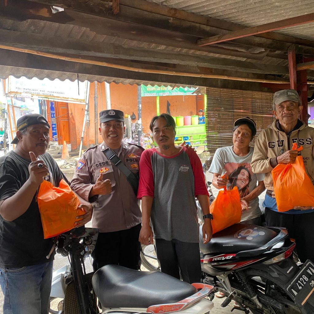 Polsek Pasar Kemis Berbagi Sembako di Kutajaya, Perkuat Harkamtibmas dan Kepedulian Sosial