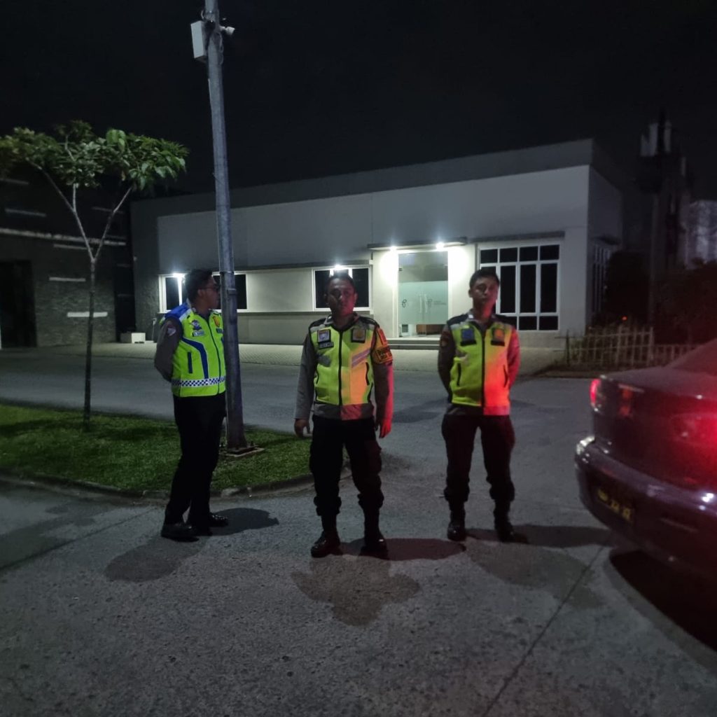 Personel Polsek Cikupa melaksanakan patroli mobile Ops Cipkon KRYD di wilayah rawan kamtibmas Kabupaten Tangerang