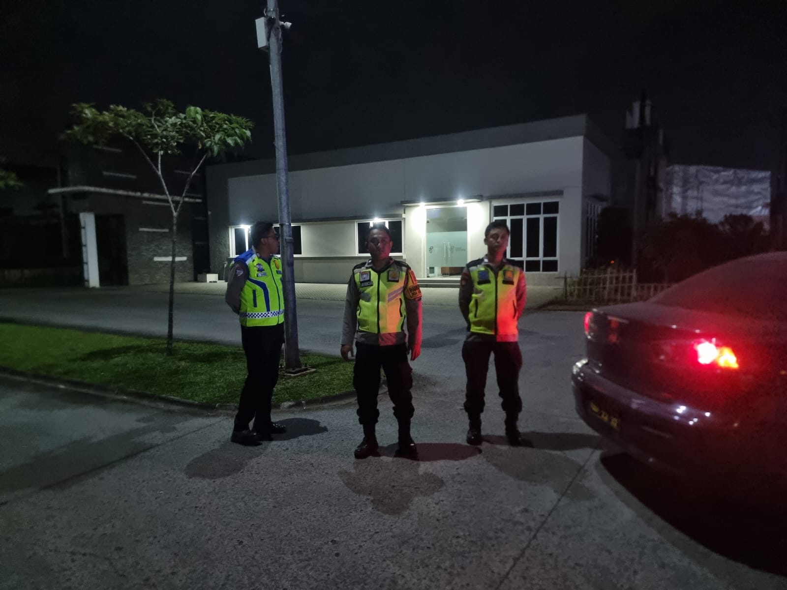 Personel Polsek Cikupa melaksanakan patroli mobile Ops Cipkon KRYD di wilayah rawan kamtibmas Kabupaten Tangerang