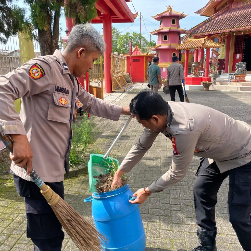 Personel Polsek Panongan bersama warga melakukan aksi bersih-bersih lingkungan di Vihara Caga Sasana, Kecamatan Panongan, Kabupaten Tangerang