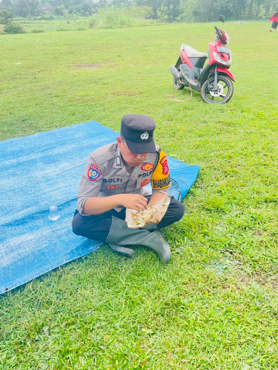 Bripka Dolfi Suhandi, Bhabinkamtibmas Polsek Panongan, berdialog dengan warga Desa Ciakar Kabupaten Tangerang