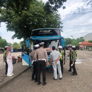 Pastikan Keselamatan Peziarah, Satlantas Polres Gresik Gelar Ramp Check Bus Pariwisata di Kawasan Sunan Giri