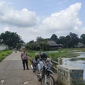 Bhabinkamtibmas Polsek Panongan Cek Lokasi Rawan Banjir, Debit Air Meningkat Namun Masih Aman   
