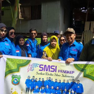 Pengurus SMSI Pangkep Salurkan Bantuan Sembako Kepada Warga Pattallasang di Kelurahan Kalabbirang