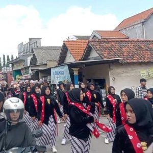 Gunungan Hasil Bumi dan Doa Bersama Warnai Ruwat Dusun Legok Sidoarjo