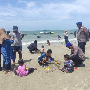 Liburan Aman dan Nyaman, Satpolairud Polres Gresik Siaga di Pantai Dalegan Gresik