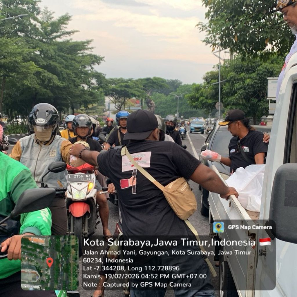 Relawan MAKI Jatim membagikan 750 paket takjil gratis di depan BNI Cito Mall Surabaya hari pertama Ramadan