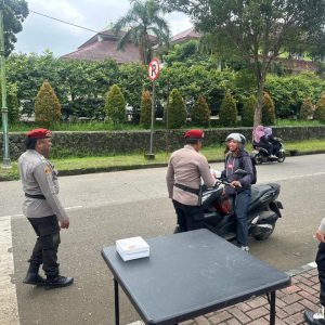 Satreskrim Polresta Tangerang Bagikan Takjil di Tigaraksa, Wujud Hadirnya Polisi di Tengah Masyarakat