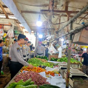Pantau Stabilitas Harga, Polresta Tangerang Cek Harga Bapokting di Pasar Ciung Tigaraksa