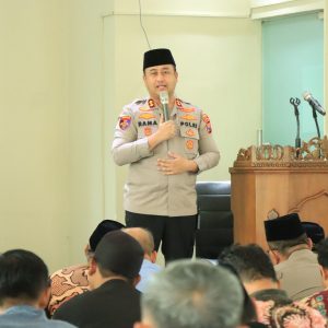 Ramadan Penuh Berkah, Polres Gresik dan Bhayangkari Turun ke Jalan Bagikan Takjil untuk Warga