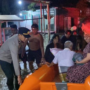 Gerak Cepat Polres Probolinggo Bantu Evakuasi Warga Terdampak Banjir