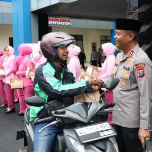 Polres Tulungagung Berbagi Takjil Tebar Kebaikan di Bulan Ramadhan