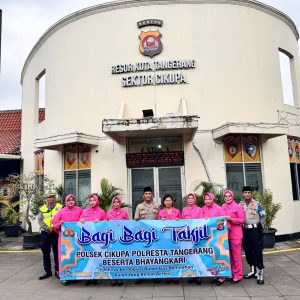 Bagi 50 Takjil Gratis, Polsek Cikupa Berbagi Kebahagiaan di Sore Ramadhan