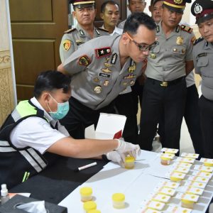 Pastikan Bersih Narkoba, Polres Gresik Gelar Tes Urine Personel