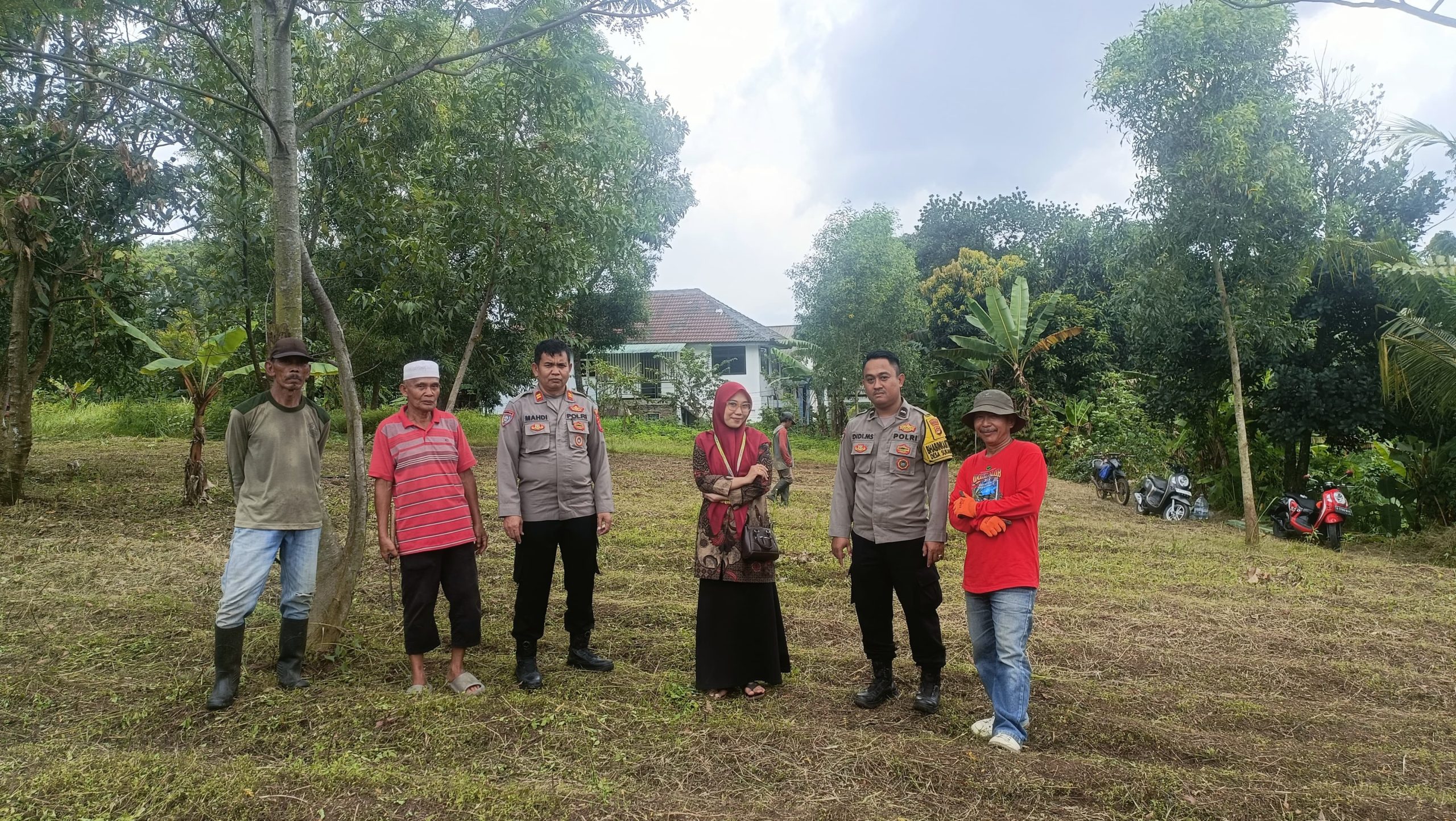 Polsek Cikupa mengecek lahan jagung hibrida Program 1 Desa 2 Hektare di Desa Talaga Kecamatan Cikupa