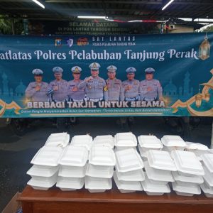 Satlantas Polres Pelabuhan Tanjung Perak Berbagi Takjil, Tebar Kebaikan di Bulan Ramadan