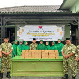 TNI AD Perkuat Kepedulian Sosial Ramadan, Koramil 14/Panongan Bagikan Ratusan Takjil