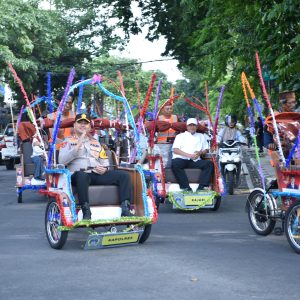 Kirab Adipura 2026 Meriah, Kapolres Gresik dan Forkopimda Kompak Naik Kendaraan Listrik
