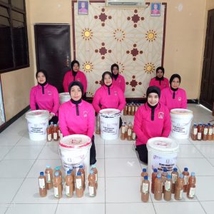 Gerakan Hijau Bhayangkari Polsek Segeri Panen Eco Enzyme, Inovasi Ramah Lingkungan