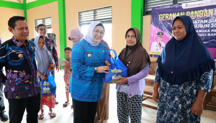 Wakil Bupati Tangerang Intan Nurul Hikmah menyerahkan paket sembako Gerakan Pangan Murah kepada warga di GSG Kecamatan Sukamulya, Kabupaten Tangerang