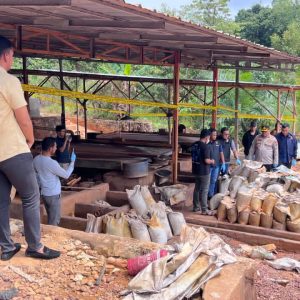 Polri Bongkar Penambangan Ilegal dan Penyelundupan Pasir Timah ke Malaysia, 7 Tersangka Diamankan