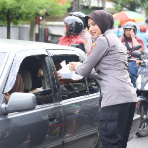 Semangat Ramadhan, Polwan Polres Bondowoso Tebar 500 Takjil di Pasar Induk