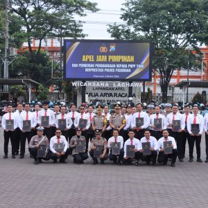 Kapolres Pasuruan Pimpin Apel dan Berikan Penghargaan kepada 38 Personel Berprestasi