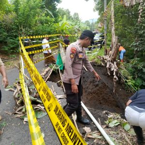 Pasang Police Line Polres Lumajang Tangani Longsor di Tempursari Kendaraan Berat Dilarang Melintas