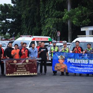 Sinergi di Bulan Suci, Satlantas Polres Gresik dan Driver Ambulans Bagikan Takjil di Depan Kantor Bupati