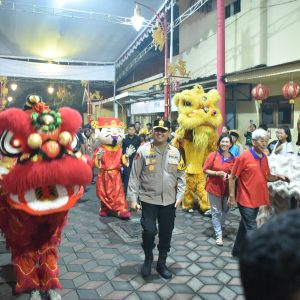 Kapolres Gresik AKBP Ramadhan Nasution Tinjau Langsung Pengamanan Cap Go Meh di Klenteng Kim Hin Kiong