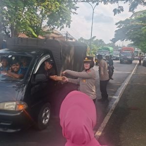 Kapolsek Purwosari Bersama Bhayangkari Bagikan 250 Takjil, Wujud Kepedulian di Bulan Ramadan