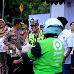 Program Polantas Menyapa, Satlantas Polres Gresik dan REI Bagi Takjil untuk Pengguna Jalan