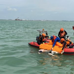 Hari Ketiga Pencarian, Satpolairud Polres Gresik dan Tim SAR Berhasil Temukan Korban KM Dharma Ferry VII