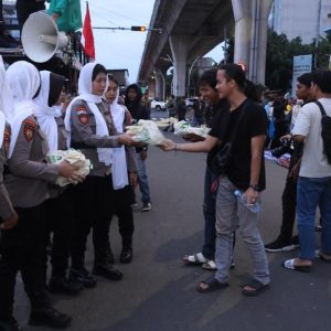 Sejukkan Ramadhan, Polda Metro Jaya Kedepankan Pendekatan Humanis Dan Tim Sholawat Dalam Pelayanan Penyampaian Aspirasi Mahasiswa