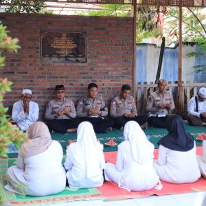 Ramadhan Penuh Berkah, Satlantas Polres Gresik Santuni Anak Yatim Roudlotul Hikmah