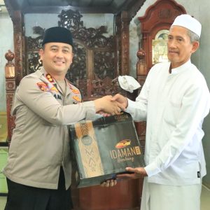 Kapolres Gresik Sholat Jumat di Masjid Ainul Yaqin Wringinanom, Ajak Warga Jaga Kamtibmas Selama Ramadan