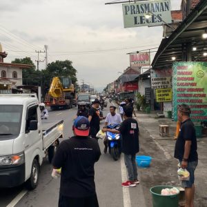 MAKI Jatim Konsisten Berbagi, Ratusan Paket Takjil Dibagikan kepada Pengguna Jalan di Leces