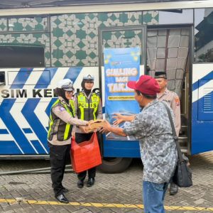 Ngabuburit Sambil Urus SIM, Layanan SIM Keliling Ramadan Satlantas Polres Gresik Diserbu Warga di Masjid Agung