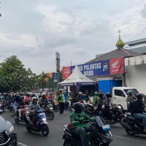 Heru Maki Pimpin Pembagian 1.000 Paket Takjil MAKI Jatim di Jalur Padat Ahmad Yani Bungurasih