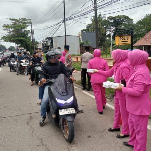 Berbagi Takjil Ramadhan Oleh Personil Polsek Labakkang Dan Bhayangkari Ranting Labakkang