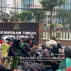 Heru MAKI Korwil Jatim Bagikan 1000 Paket Takjil di Depan Kantor Kejati Jatim pada Hari ke-18 Ramadan