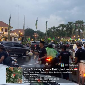 Semangat Berbagi Ramadan, Tim Takjil MAKI Jatim Salurkan Ratusan Paket Takjil di Depan Grahadi
