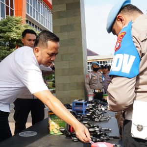 Jelang Lebaran 2026, Polres Gresik Sidak Senjata Api Personel Pastikan Kesiapan Pengamanan Mudik