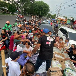 Hari ke 20, Maki Jatim Tebar Kepedulian, 1000 Paket Takjil Dibagikan di Jalan Raya Juanda