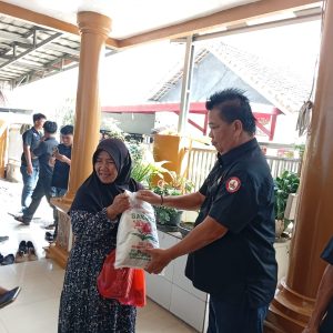 Ringankan Beban Warga,ketua IPLI Salurkan 100 Paket THR Jelang Idul Fitri