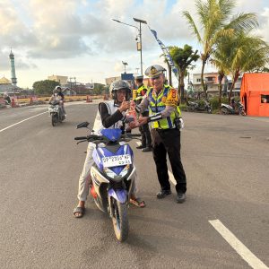 Sat Lantas Polres Pangkep Bersama Bhayangkari Berbagi Takjil Kepada Pengguna Jalan