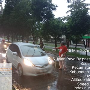 Diguyur Hujan Deras, Heru MAKI Jatim Tetap Bagikan 1000 Paket Takjil di Jalan Raya Juanda